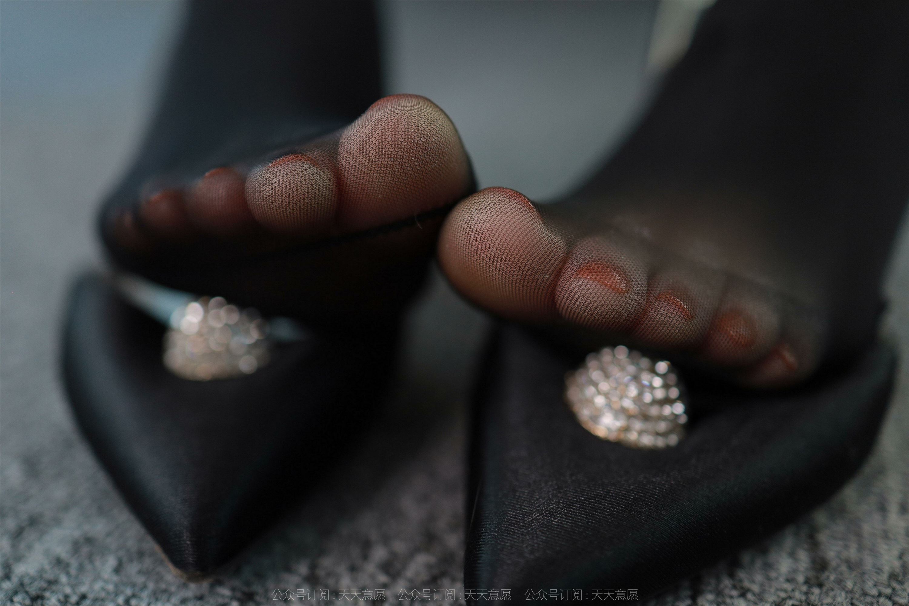 IESS异思趣向  2022.07.23 丝享家 1156：团团《长腿红与黑》